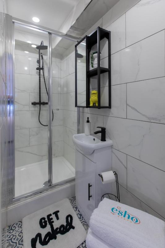 5 bed 5 bath house free parking patio garden - Esho Stays - image 5