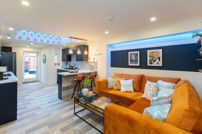 5 bed 5 bath house free parking patio garden - Esho Stays - image 26