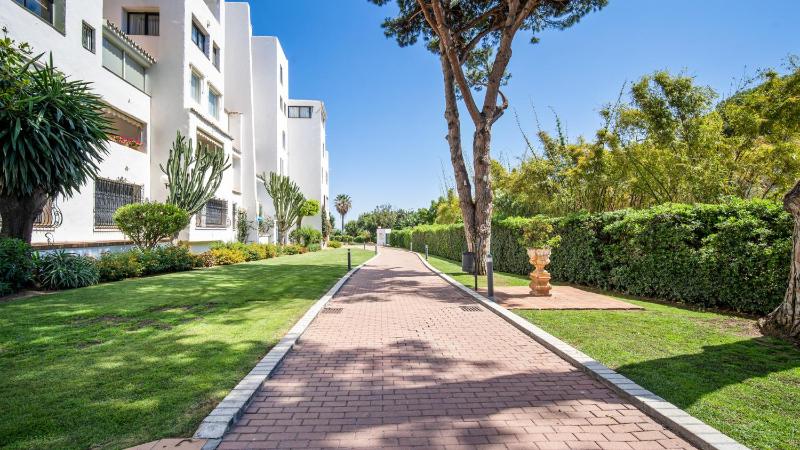 Amplio y luminoso apartamento en 1 línea playa - image 13