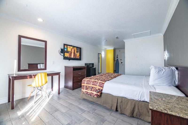 Deluxe King Room - Non-Smoking image 3