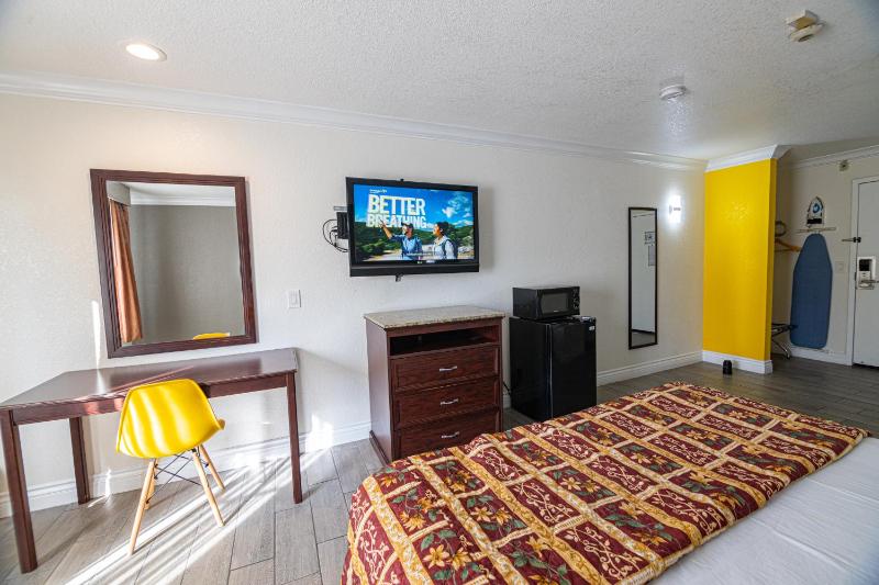 Deluxe King Room - Non-Smoking image 2