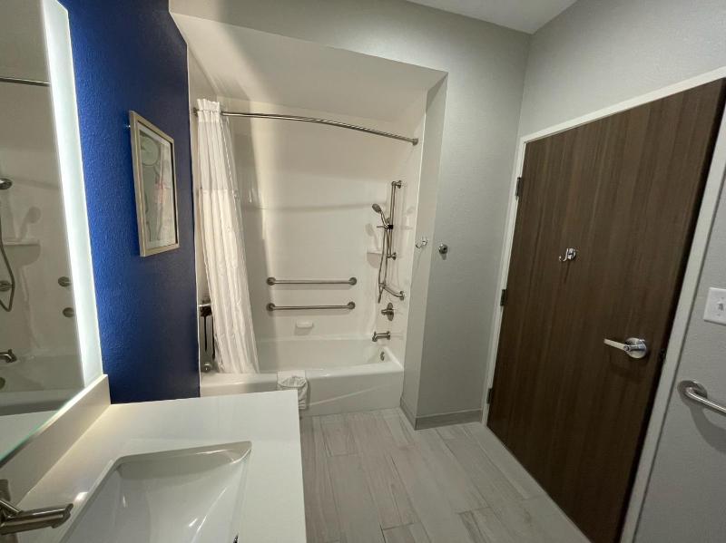 King Room with Mobility/Hearing Access and Bathtub with Garb Bars -  Non- Smoking image 2
