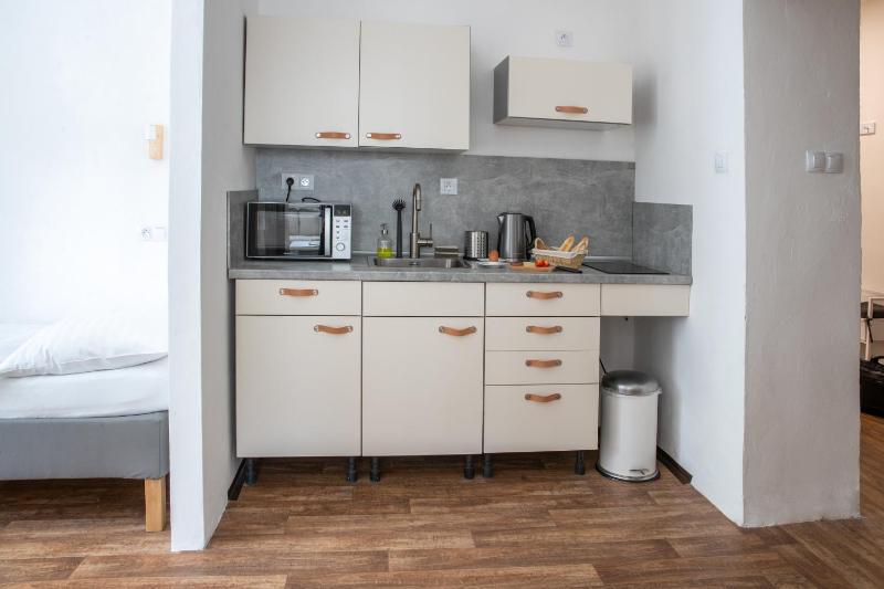 Single Room with Bathroom image 1