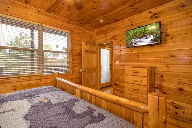 Eagles Haven Lodge 5 bed 4 bath great for groups game room hot tub Wi-Fi grills easy roads - image 50