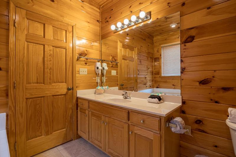 Eagles Haven Lodge 5 bed 4 bath great for groups game room hot tub Wi-Fi grills easy roads - image 22