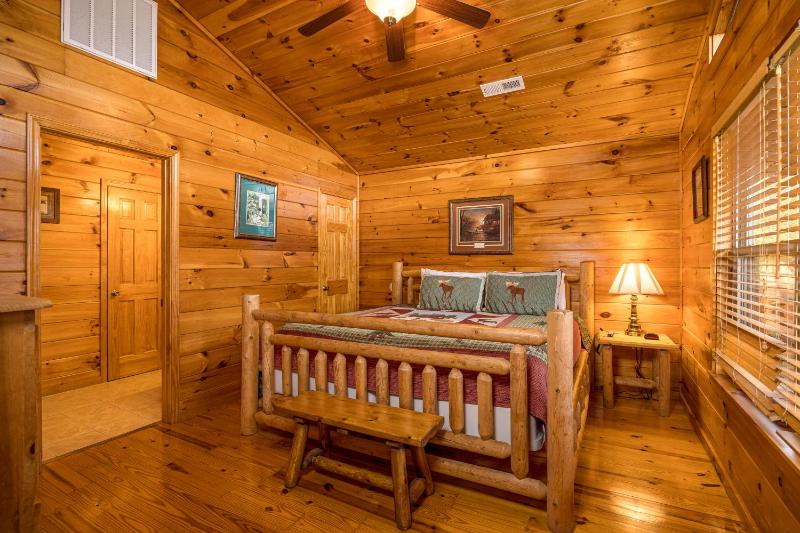 Eagles Haven Lodge 5 bed 4 bath great for groups game room hot tub Wi-Fi grills easy roads - image 27