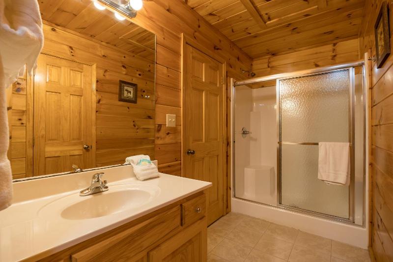 Eagles Haven Lodge 5 bed 4 bath great for groups game room hot tub Wi-Fi grills easy roads - image 14