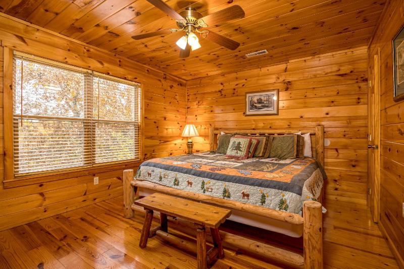 Eagles Haven Lodge 5 bed 4 bath great for groups game room hot tub Wi-Fi grills easy roads - image 44