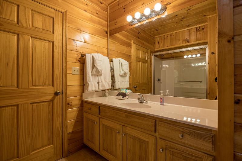 Eagles Haven Lodge 5 bed 4 bath great for groups game room hot tub Wi-Fi grills easy roads - image 38
