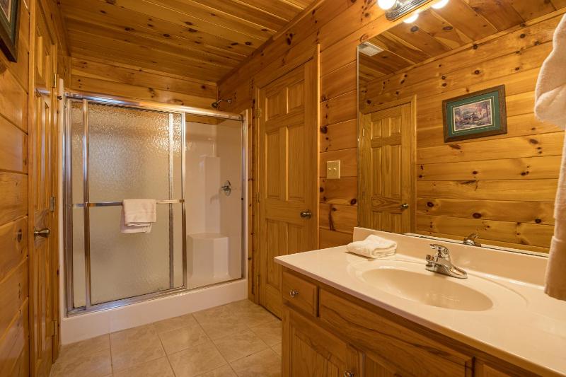 Eagles Haven Lodge 5 bed 4 bath great for groups game room hot tub Wi-Fi grills easy roads - image 37