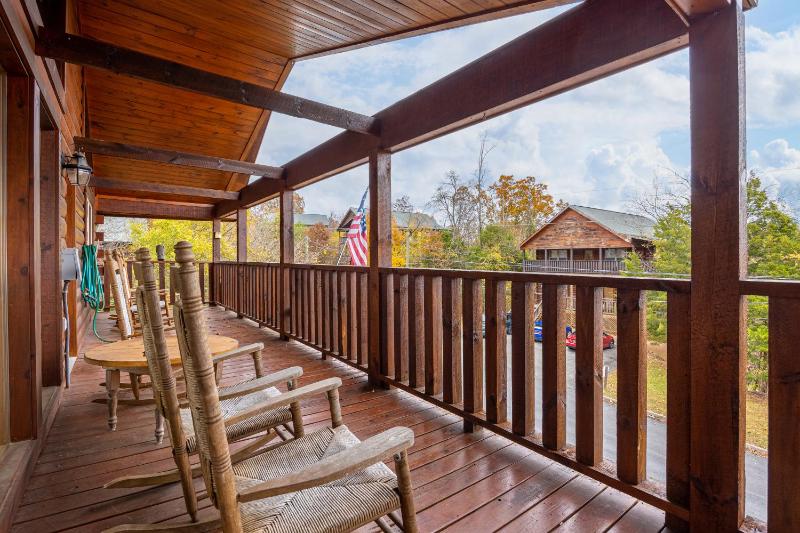 Eagles Haven Lodge 5 bed 4 bath great for groups game room hot tub Wi-Fi grills easy roads - image 33