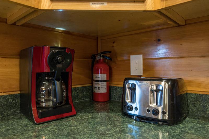 Eagles Haven Lodge 5 bed 4 bath great for groups game room hot tub Wi-Fi grills easy roads - image 21
