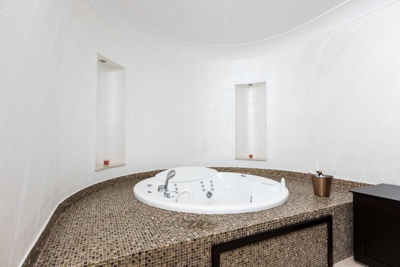 King Suite with Spa Bath image 1