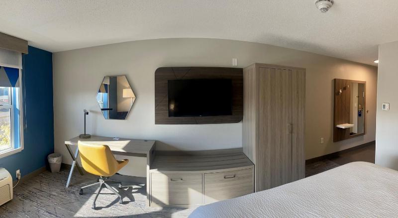 Standard King Room image 3