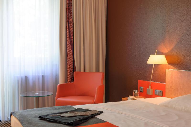 Standard Twin Room image 4