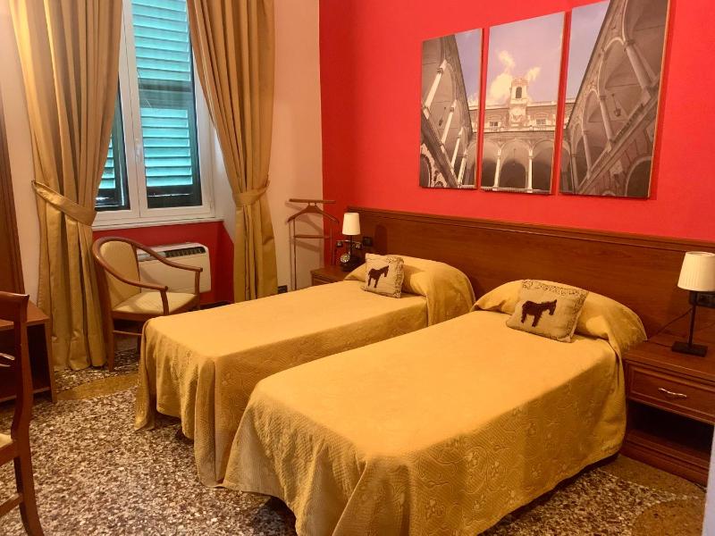 Double Room image 3