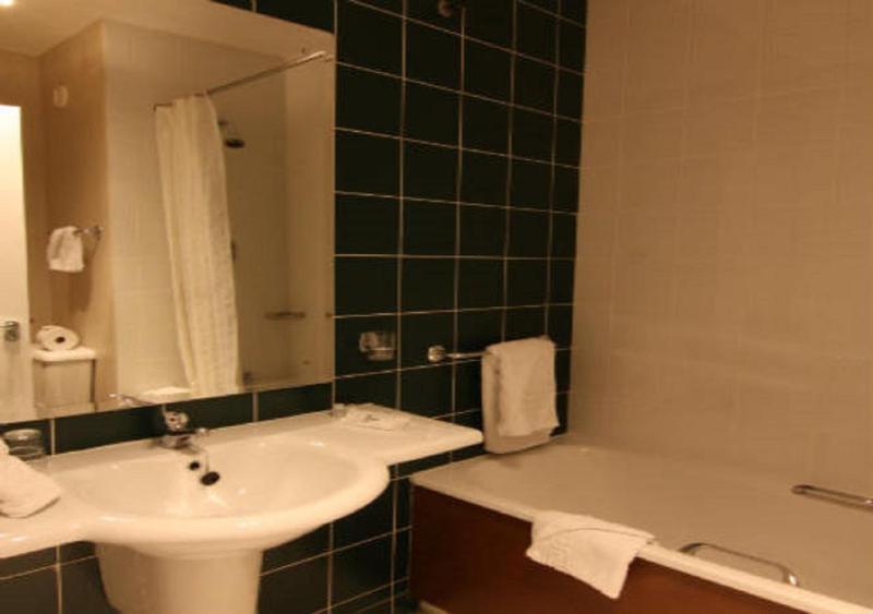 Standard Twin Room image 2