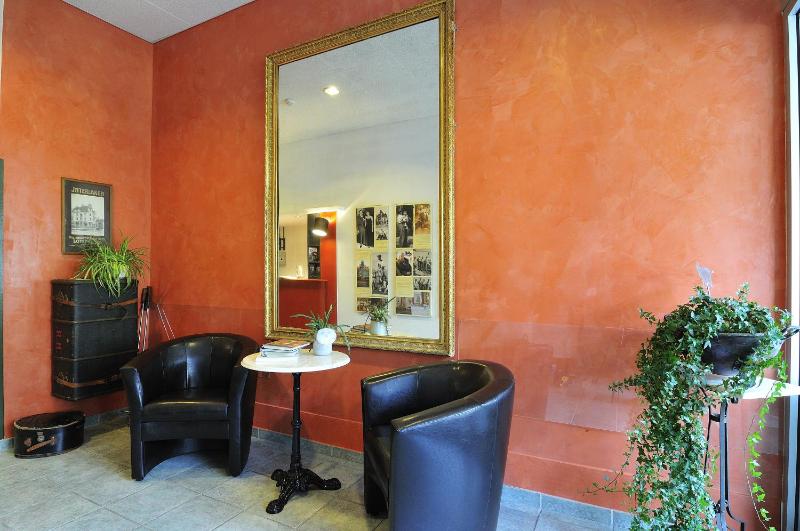 Standard Twin Room with Air Conditioning image 2