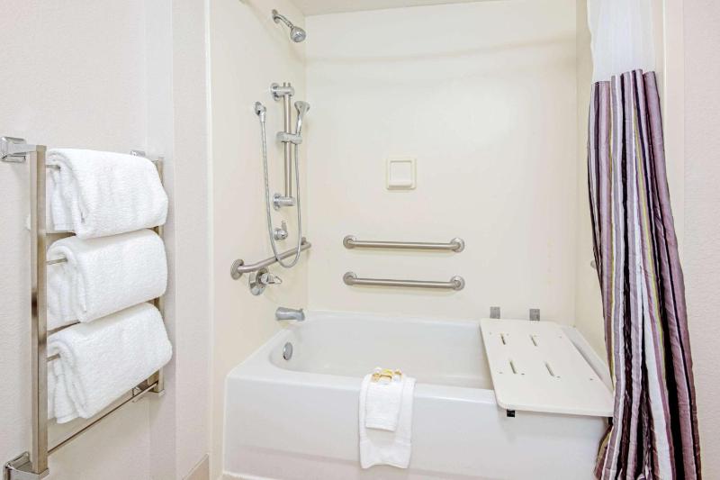 King Room with Bath Tub - Mobility/Hearing Accessible - Non-Smoking image 3