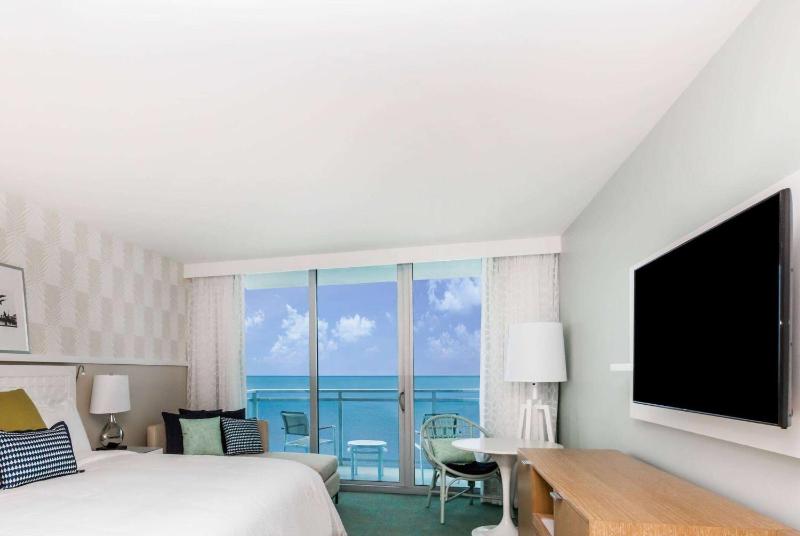 Deluxe Queen Room with Two Queen Beds - Gulf Front image 2