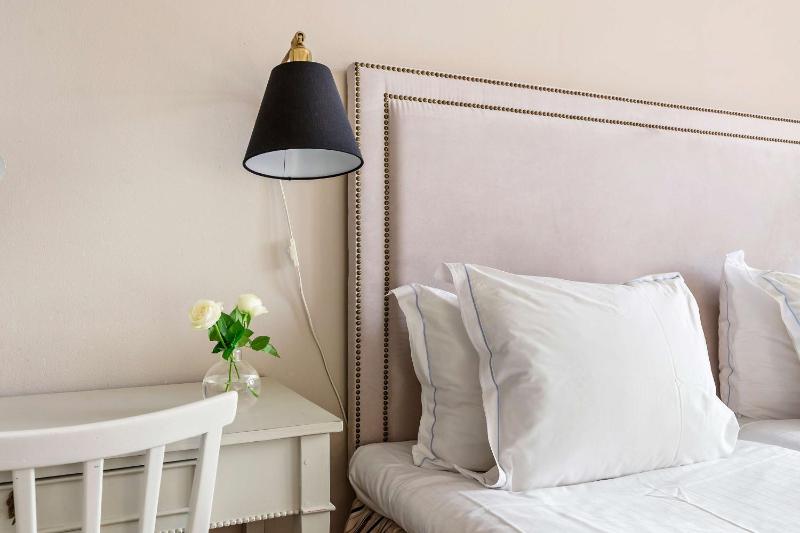 Queen Room image 2