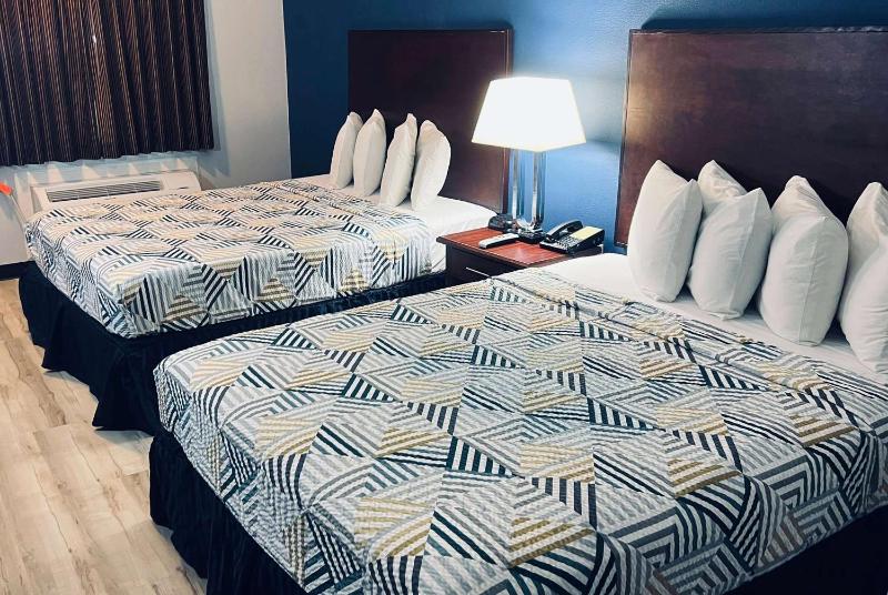 Queen Room with Two Queen Beds - Non-Smoking image 4