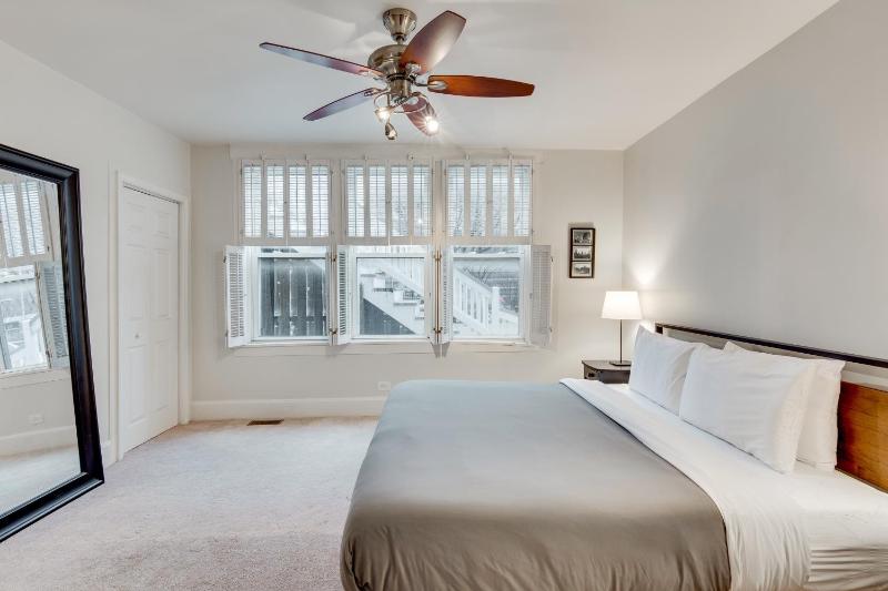 PET FRIENDLY! Historic River West Neighborhood - Easy Access to O'Hare apts - image 5