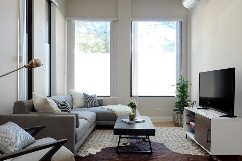 Breathtaking Getaway in Prime Lakeview Location! - image 2