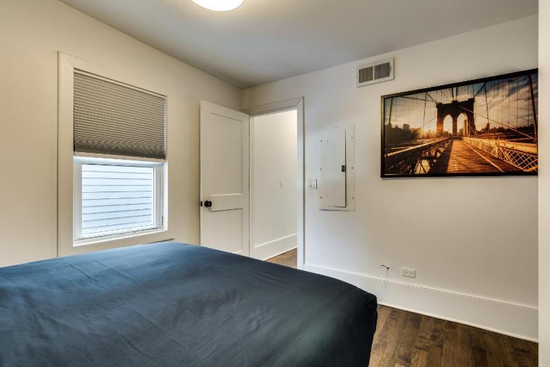 Old Town Chicago at it's finest! Pet Friendly & Recently Renovated Top-Floor Condo Has Everything You Need for a Perfect Windy City Getaway condo - image 16