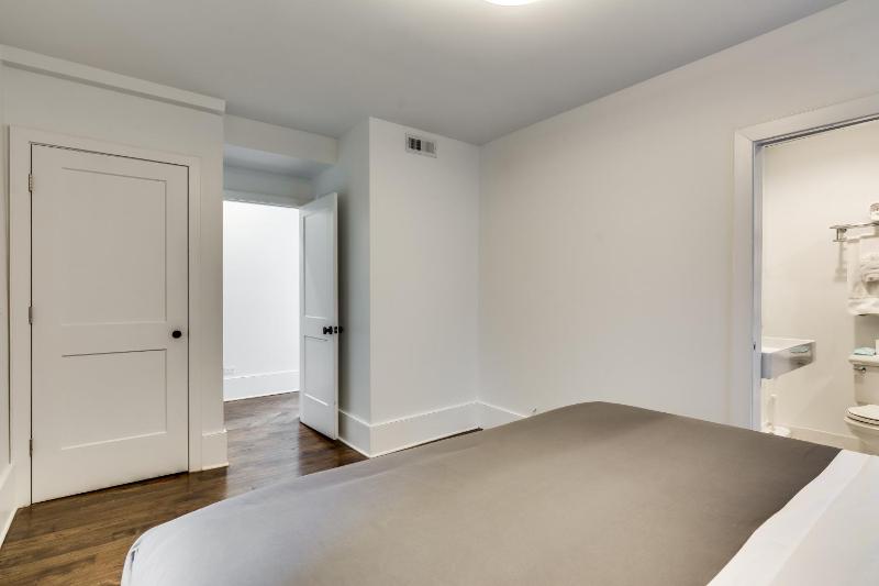 Old Town Chicago at it's finest! Pet Friendly & Recently Renovated Top-Floor Condo Has Everything You Need for a Perfect Windy City Getaway condo - image 15