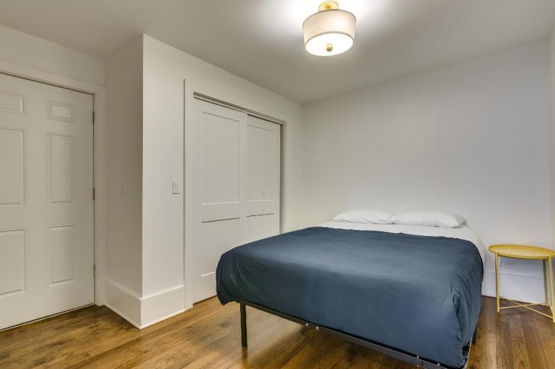 Old Town Chicago at it's finest! Pet Friendly & Recently Renovated Top-Floor Condo Has Everything You Need for a Perfect Windy City Getaway condo - image 13