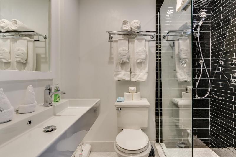 Old Town Chicago at it's finest! Pet Friendly & Recently Renovated Top-Floor Condo Has Everything You Need for a Perfect Windy City Getaway condo - image 7