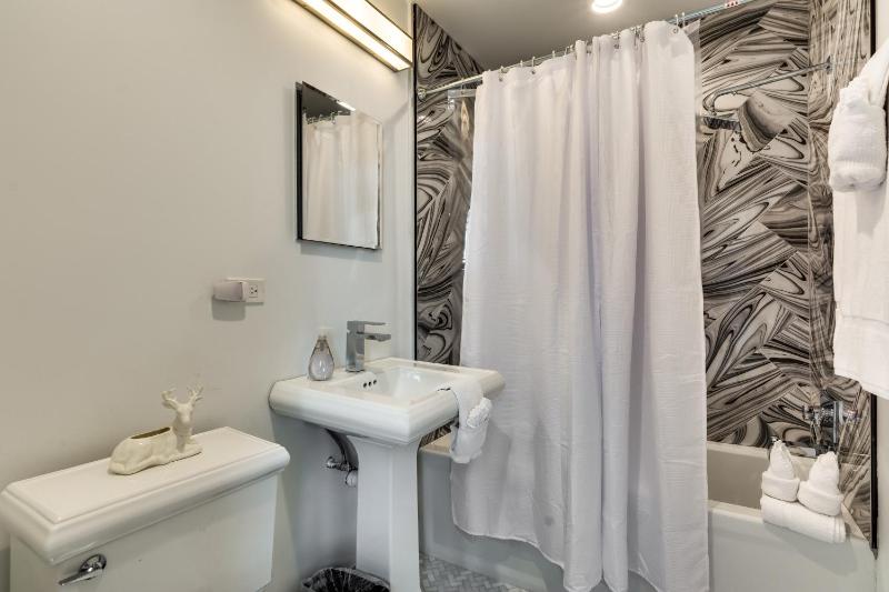 Old Town Chicago at it's finest! Pet Friendly & Recently Renovated Top-Floor Condo Has Everything You Need for a Perfect Windy City Getaway condo - image 9