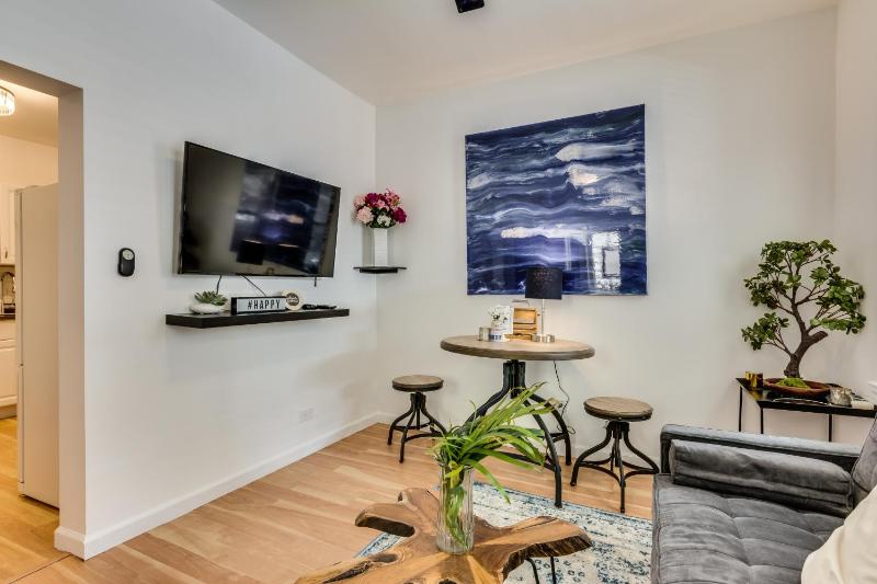 Cozy 2BR West Town Apt Ideal for Mid-Term Stays - image 7