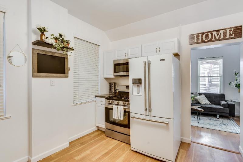 Cozy 2BR West Town Apt Ideal for Mid-Term Stays - image 9