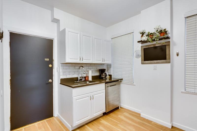 Cozy 2BR West Town Apt Ideal for Mid-Term Stays - image 13