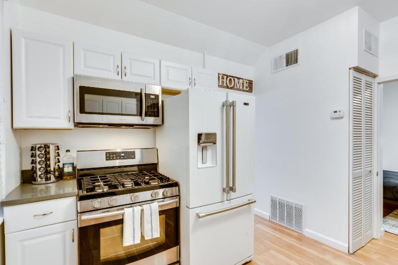 Cozy 2BR West Town Apt Ideal for Mid-Term Stays - image 8