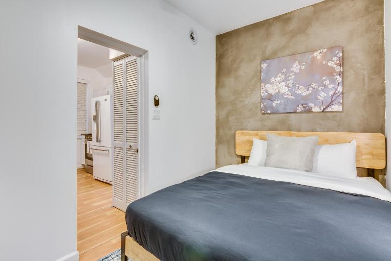 Cozy 2BR West Town Apt Ideal for Mid-Term Stays - image 3