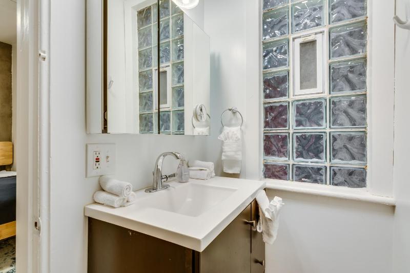 Cozy 2BR West Town Apt Ideal for Mid-Term Stays - image 6