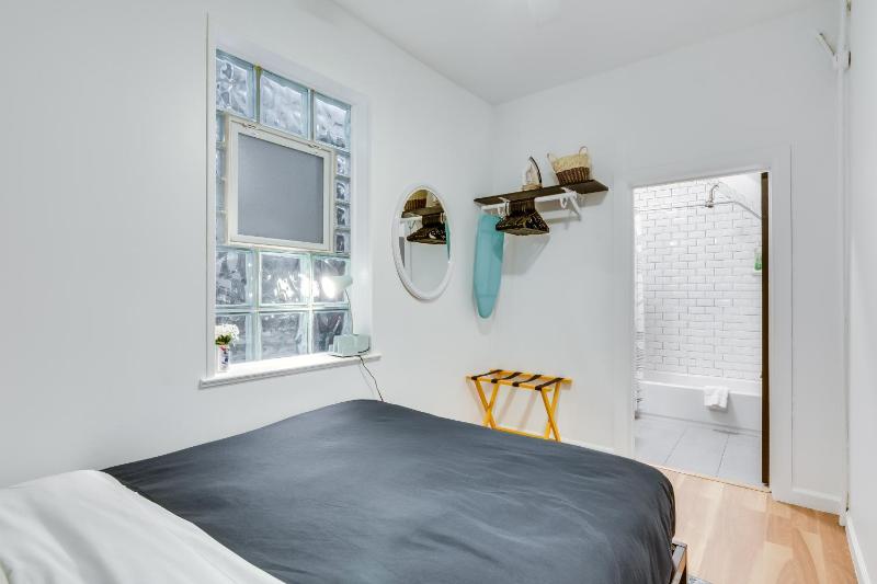 Cozy 2BR West Town Apt Ideal for Mid-Term Stays - image 11