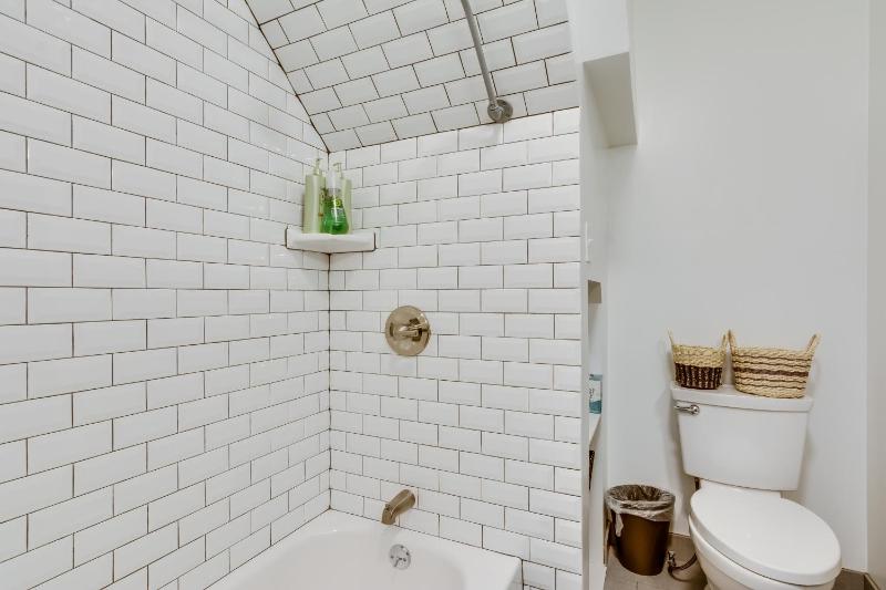 Cozy 2BR West Town Apt Ideal for Mid-Term Stays - image 12