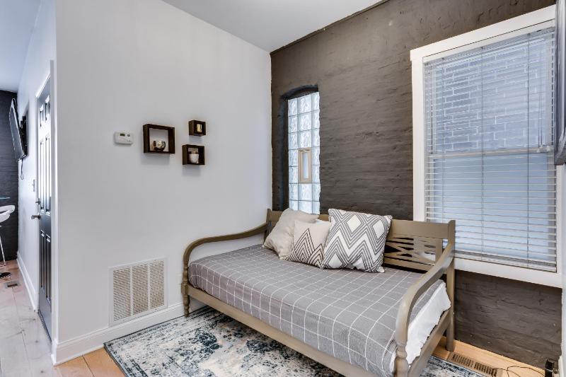 Great 1 BR Apartment in West Town - image 11