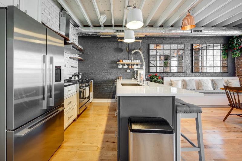 Top Floor in the Heart of West Town! Perfect for Any Group and PET FRIENDLY! apts - image 5