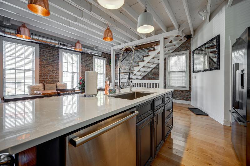 Top Floor in the Heart of West Town! Perfect for Any Group and PET FRIENDLY! apts - image 16