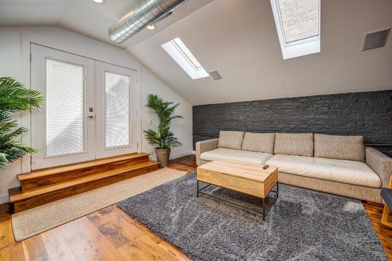 Top Floor in the Heart of West Town! Perfect for Any Group and PET FRIENDLY! apts - image 2