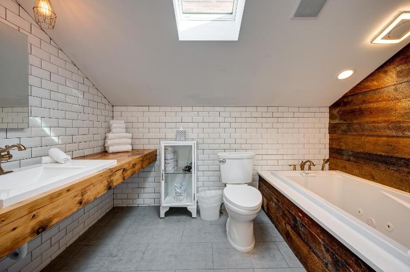 Top Floor in the Heart of West Town! Perfect for Any Group and PET FRIENDLY! apts - image 6
