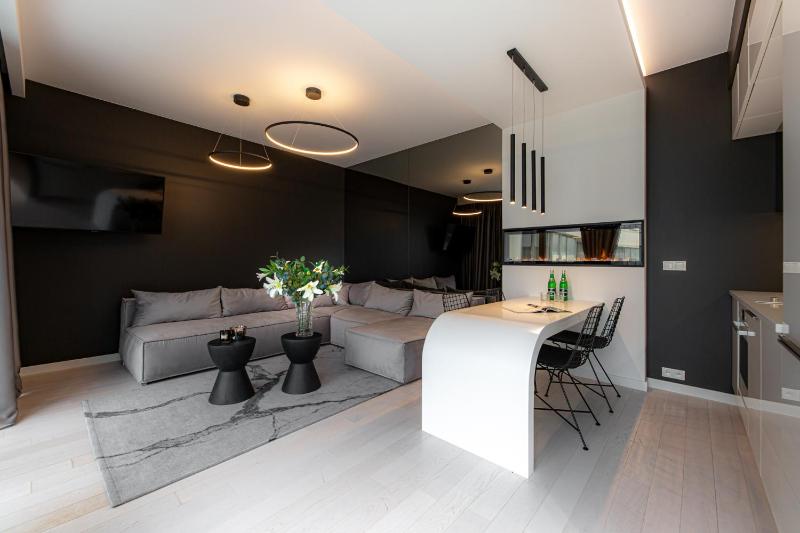 One-Bedroom Panoramic Apartment B411 (Central Sea View) image 3