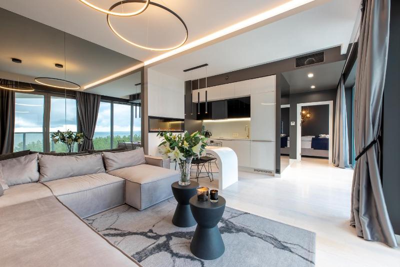 One-Bedroom Panoramic Apartment B411 (Central Sea View) image 1