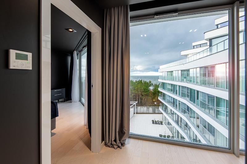 One-Bedroom Panoramic Apartment B411 (Central Sea View) image 4