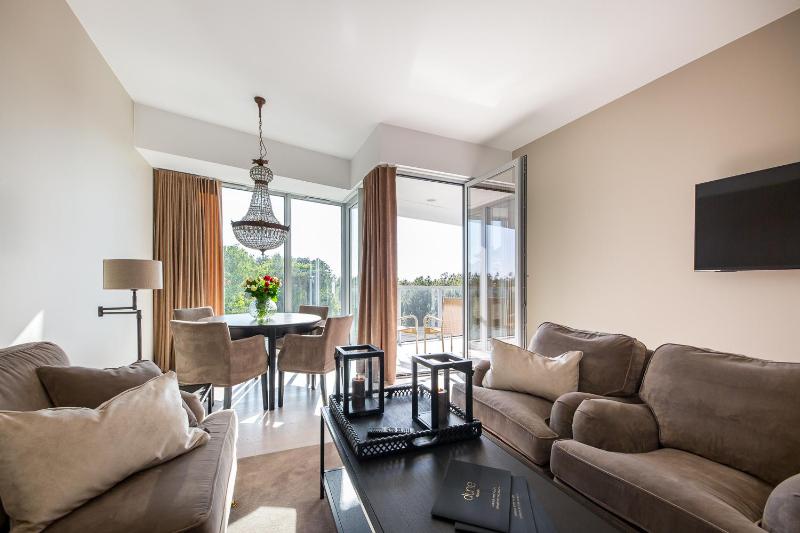 One-Bedroom Apartment B305 (Side Sea View) image 1